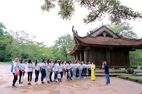 Người đẹp Hoa hậu Bản sắc Việt thích thú với cây ổi ‘biết cười’ - ảnh 1