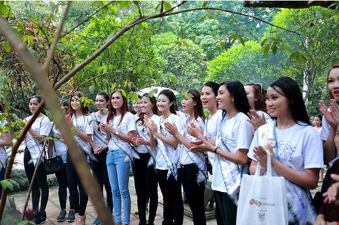 Người đẹp Hoa hậu Bản sắc Việt thích thú với cây ổi ‘biết cười’ - ảnh 3