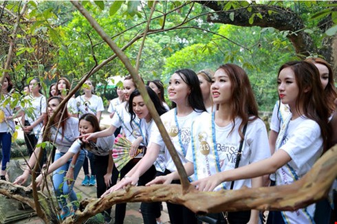 Người đẹp Hoa hậu Bản sắc Việt thích thú với cây ổi ‘biết cười’ - ảnh 4