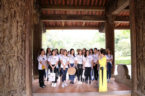 Người đẹp Hoa hậu Bản sắc Việt thích thú với cây ổi ‘biết cười’ - ảnh 6