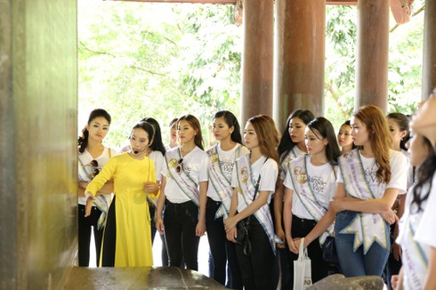 Người đẹp Hoa hậu Bản sắc Việt thích thú với cây ổi ‘biết cười’ - ảnh 5