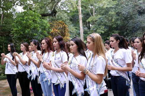 Người đẹp Hoa hậu Bản sắc Việt thích thú với cây ổi ‘biết cười’ - ảnh 7