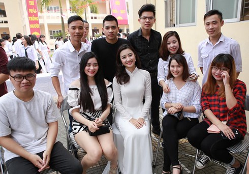 Hoa hậu Thu Ngân nổi bật với áo dài trắng về trường cũ - ảnh 5