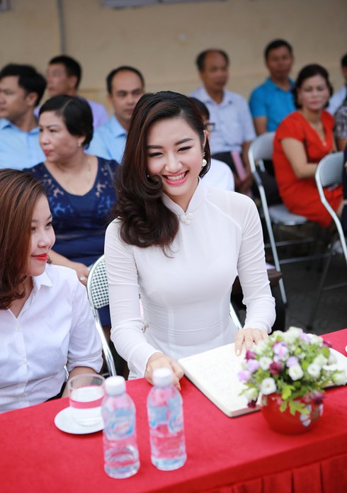 Hoa hậu Thu Ngân nổi bật với áo dài trắng về trường cũ - ảnh 1