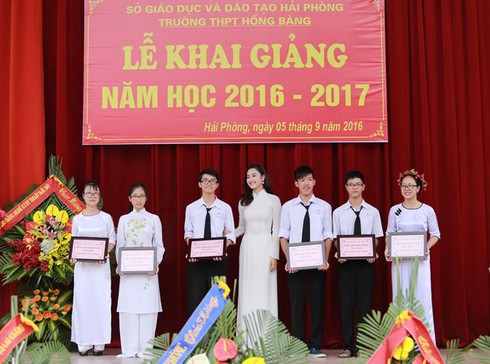 Hoa hậu Thu Ngân nổi bật với áo dài trắng về trường cũ - ảnh 3