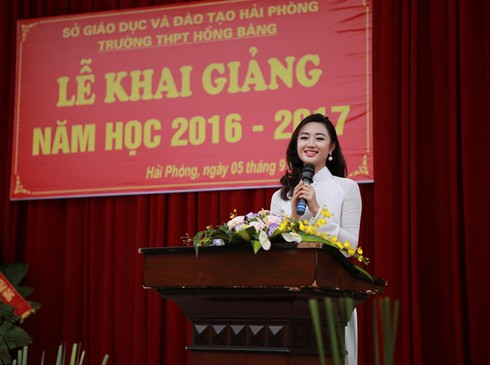 Hoa hậu Thu Ngân nổi bật với áo dài trắng về trường cũ - ảnh 2