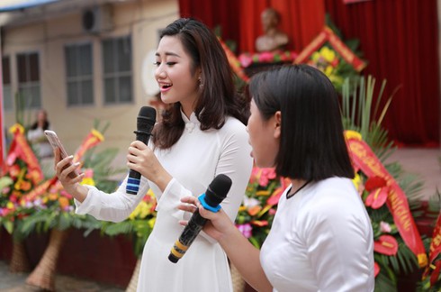 Hoa hậu Thu Ngân nổi bật với áo dài trắng về trường cũ - ảnh 4