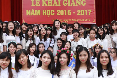 Hoa hậu Thu Ngân nổi bật với áo dài trắng về trường cũ - ảnh 6