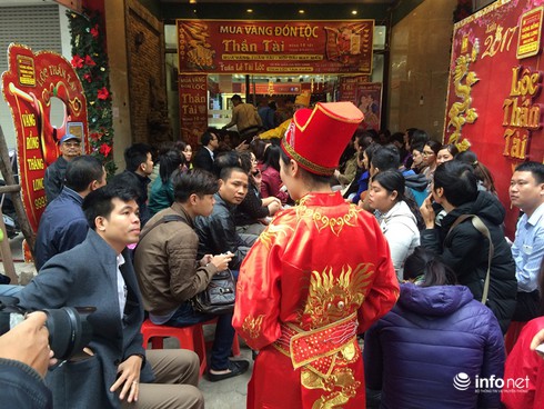 Khách gõ cửa từ 3h sáng, đại gia vàng quyết