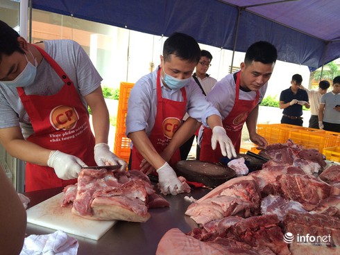 Người Hà Nội xếp hàng từ 5h sáng mua thịt lợn giá rẻ - ảnh 2