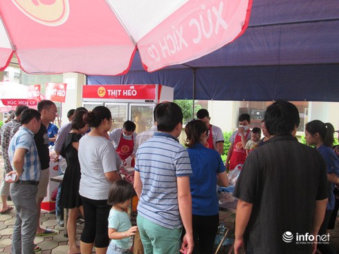 Người Hà Nội xếp hàng từ 5h sáng mua thịt lợn giá rẻ - ảnh 3