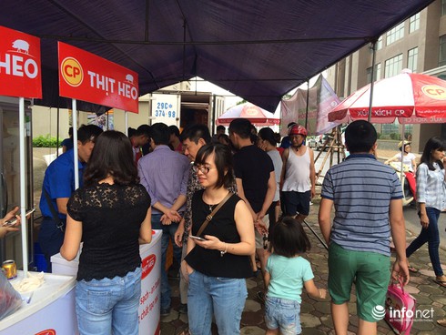 Người Hà Nội xếp hàng từ 5h sáng mua thịt lợn giá rẻ - ảnh 1