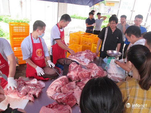 Người Hà Nội xếp hàng từ 5h sáng mua thịt lợn giá rẻ - ảnh 5