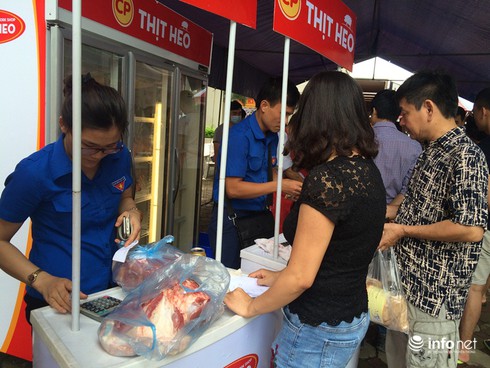 Người Hà Nội xếp hàng từ 5h sáng mua thịt lợn giá rẻ - ảnh 7