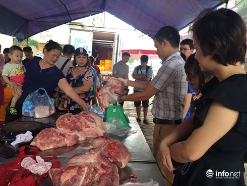 Người Hà Nội xếp hàng từ 5h sáng mua thịt lợn giá rẻ - ảnh 4