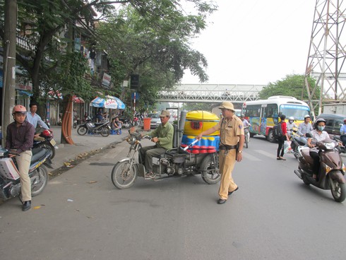 Hà Nội ra quân xử lý xe 3 bánh của thương binh giả - ảnh 1