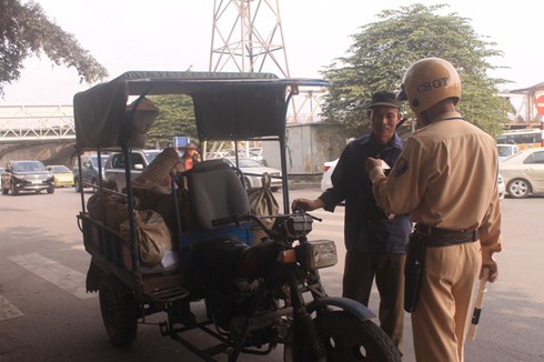 Hà Nội ra quân xử lý xe 3 bánh của thương binh giả - ảnh 2