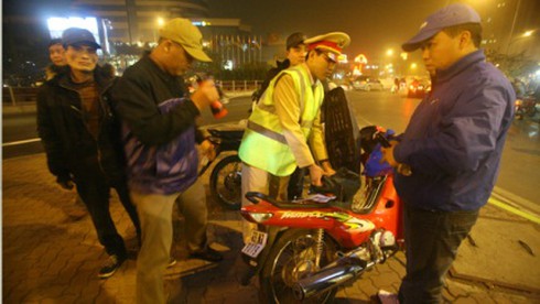 Bắt 5 cảnh sát 141 rởm thu tiền của người vi phạm giao thông - ảnh 1