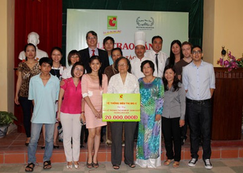Big C tặng Quỹ hỗ trợ đào tạo nghề trường Hoa Sữa - ảnh 1