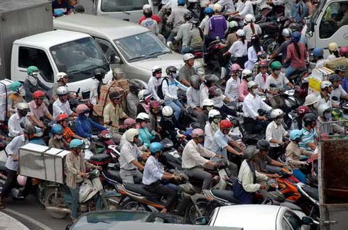 Ô tô, xe máy nộp phí đường bộ từ năm 2013 - ảnh 1