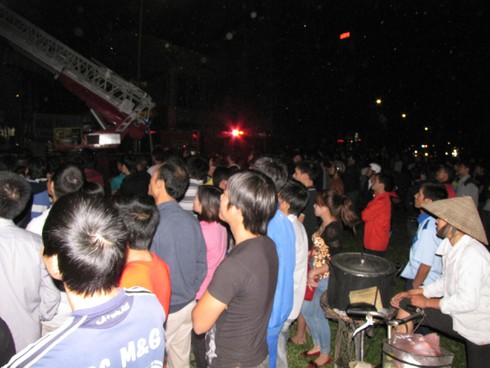 Quán rượu phố Trần Duy Hưng cháy lớn - ảnh 4