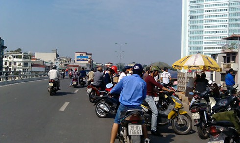 Chim cảnh họp chợ trên cầu vượt Hà Nội - ảnh 1