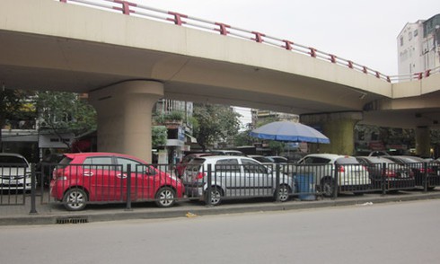 Bãi xe gầm cầu phớt lờ lệnh Chủ tịch HN - ảnh 2