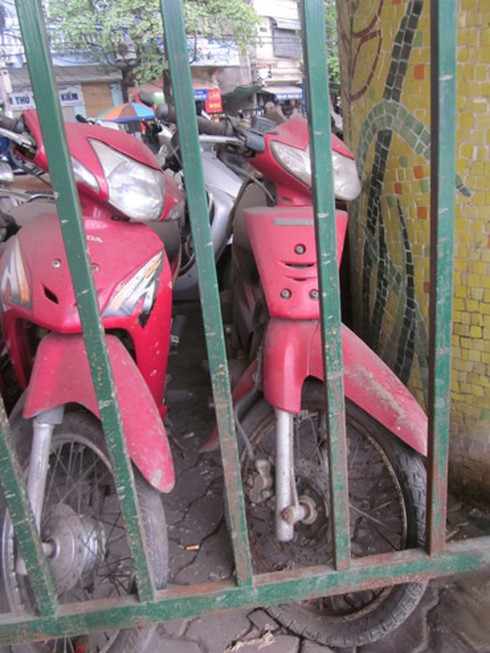 Bãi xe gầm cầu phớt lờ lệnh Chủ tịch HN - ảnh 3