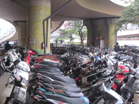 Bãi xe gầm cầu phớt lờ lệnh Chủ tịch HN - ảnh 1