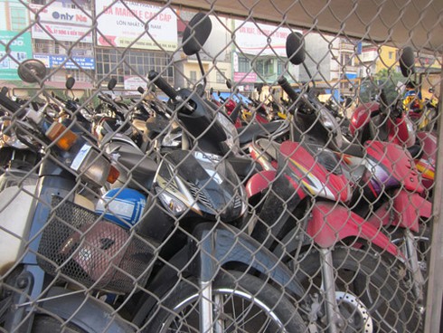 Bãi xe gầm cầu phớt lờ lệnh Chủ tịch HN - ảnh 4