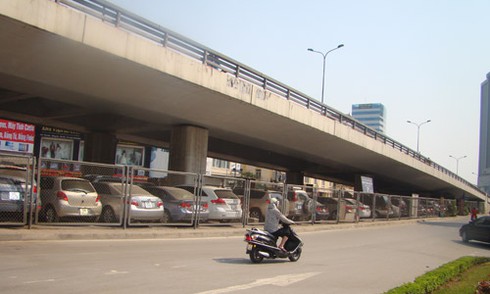 Bãi xe gầm cầu phớt lờ lệnh Chủ tịch HN - ảnh 7