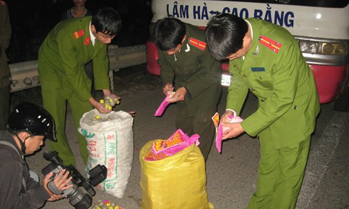 Vào Nam trên xe khách chở nửa tấn pháo - ảnh 1