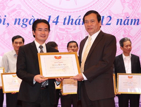 Trao bằng khen cho DN xuất sắc trong cuộc vận động người Việt dùng hàng Việt - ảnh 1