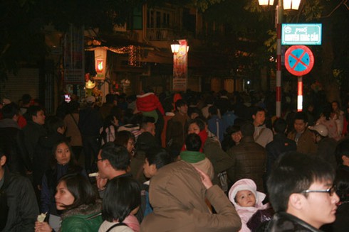 Biển người hân hoan đón năm mới 2013 - ảnh 3