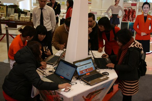 Ngàn người “săn” mua vé máy bay siêu rẻ - ảnh 7