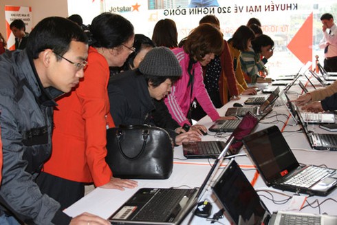 Ngàn người “săn” mua vé máy bay siêu rẻ - ảnh 1