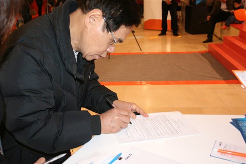 Ngàn người “săn” mua vé máy bay siêu rẻ - ảnh 5