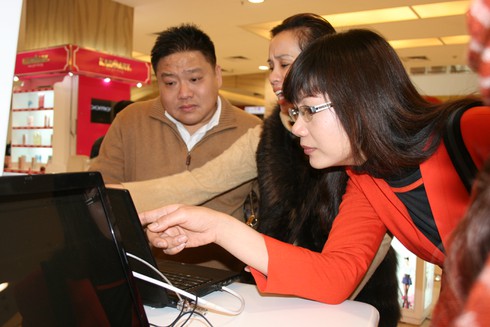 Ngàn người “săn” mua vé máy bay siêu rẻ - ảnh 2