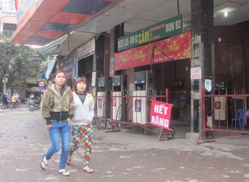 Cây xăng giữa Hà Nội báo hết xăng, dừng bán nhiều ngày - ảnh 2