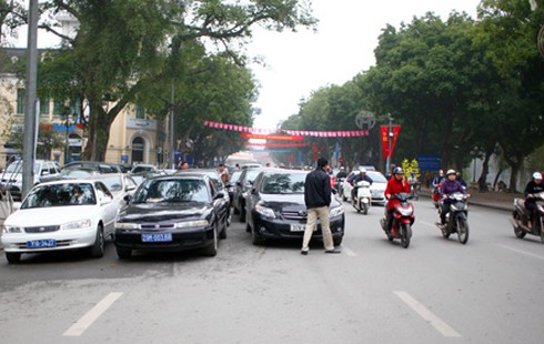 Cấm ô tô dừng, đỗ tại khu vườn hoa Lý Thái Tổ - ảnh 1