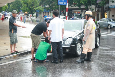 Trung tâm Hà Nội: Ngập lụt, cây đổ, giao thông ách tắc - ảnh 9