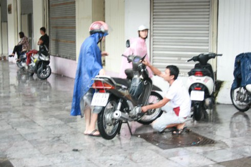 Trung tâm Hà Nội: Ngập lụt, cây đổ, giao thông ách tắc - ảnh 10