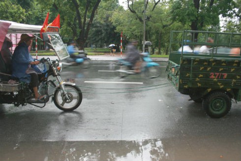 Trung tâm Hà Nội: Ngập lụt, cây đổ, giao thông ách tắc - ảnh 11