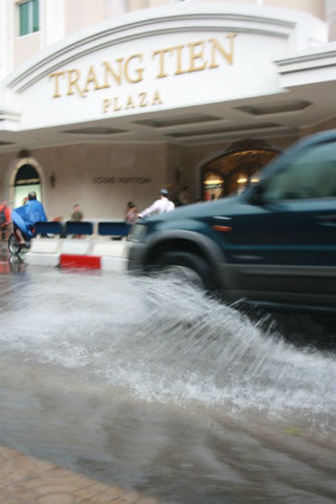 Trung tâm Hà Nội: Ngập lụt, cây đổ, giao thông ách tắc - ảnh 7