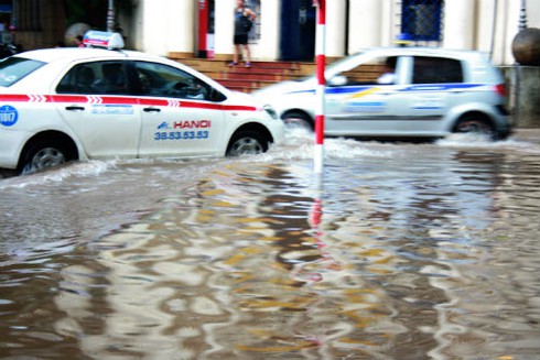 Trung tâm Hà Nội: Ngập lụt, cây đổ, giao thông ách tắc - ảnh 8