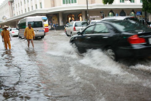 Trung tâm Hà Nội: Ngập lụt, cây đổ, giao thông ách tắc - ảnh 3