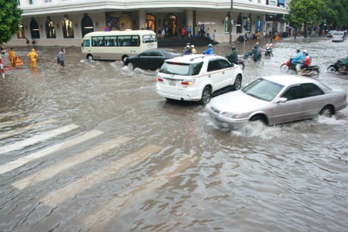 Trung tâm Hà Nội: Ngập lụt, cây đổ, giao thông ách tắc - ảnh 2