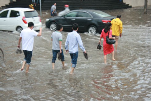 Trung tâm Hà Nội: Ngập lụt, cây đổ, giao thông ách tắc - ảnh 6