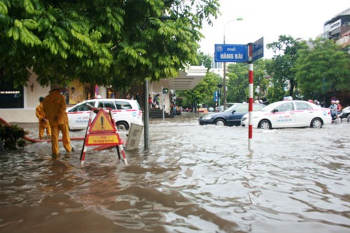 Trung tâm Hà Nội: Ngập lụt, cây đổ, giao thông ách tắc - ảnh 4