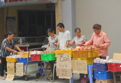 28 thùng hàng quá hạn trong quầy bánh trung thu - ảnh 1